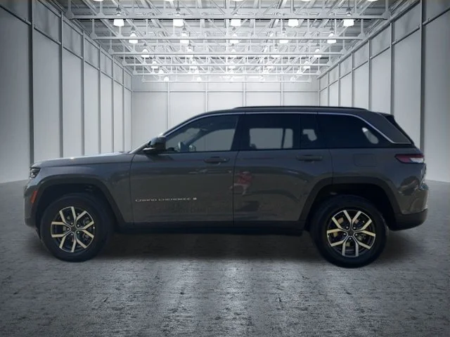 New 2027 Sting-Gray Clear-Coat Paint Jeep Laredo X image 7