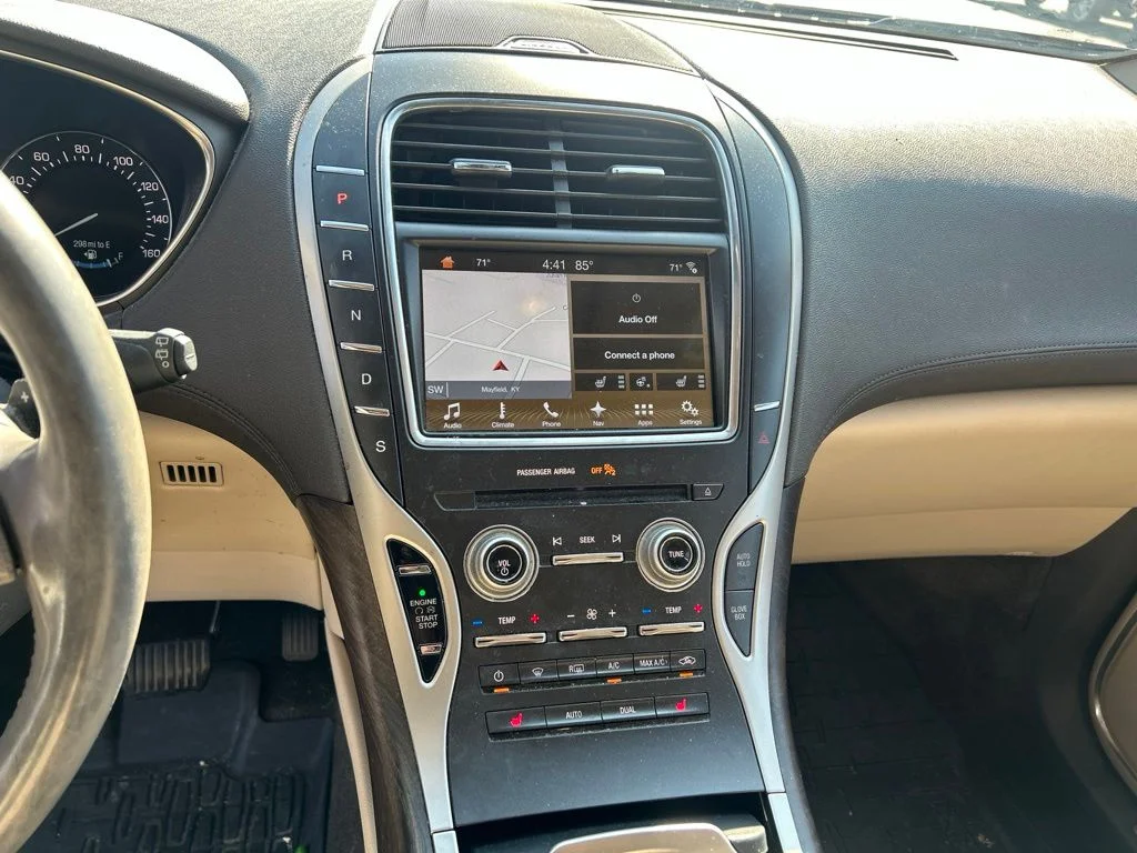 Used 2017 Ruby Red Metallic Lincoln Select image 14