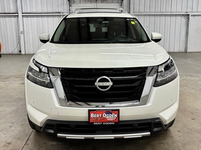Used 2023 White Nissan Platinum image 2