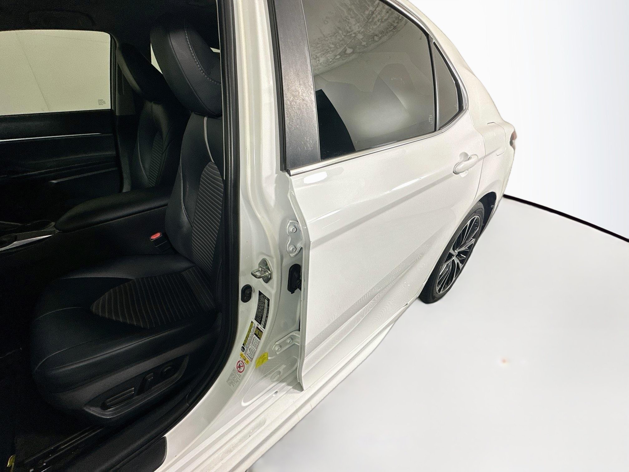 Used 2018 Super White Toyota SE image 12