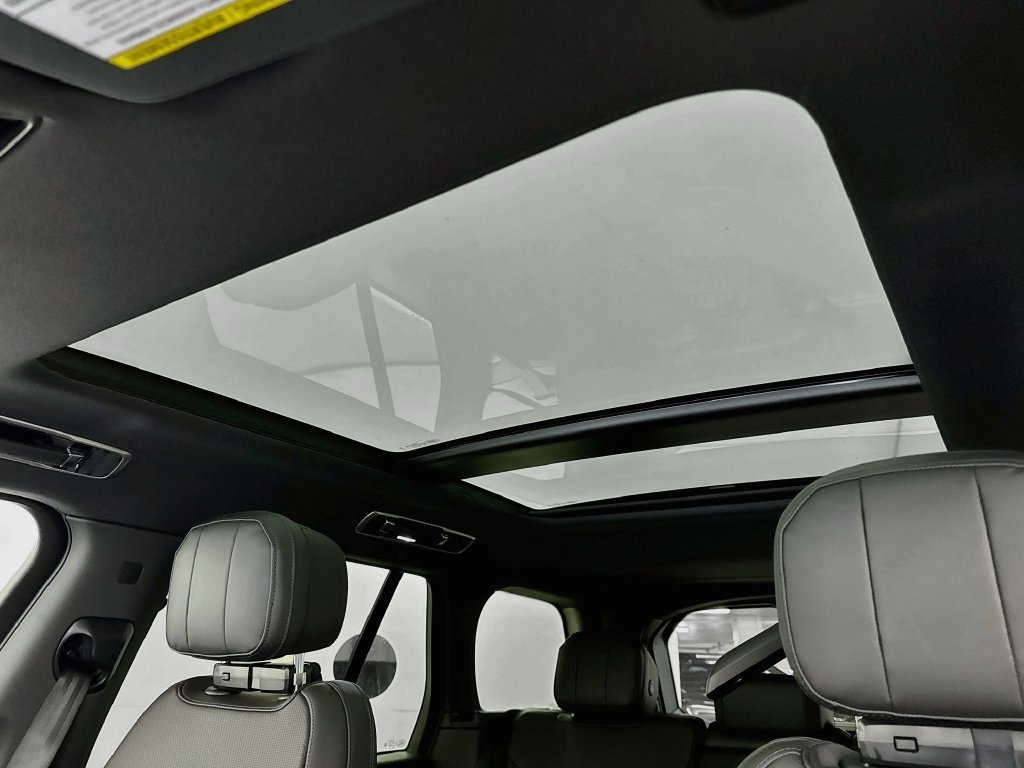 New 2027 Fuji White Land Rover SE image 22