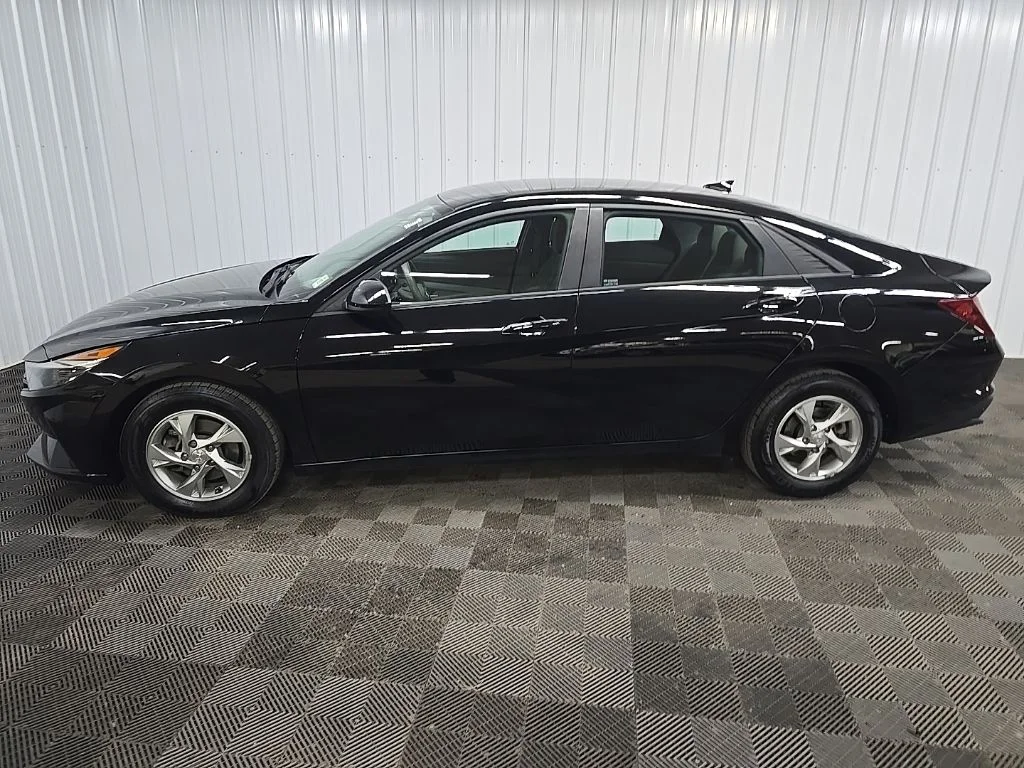 Used 2022 Black Hyundai SE image 5