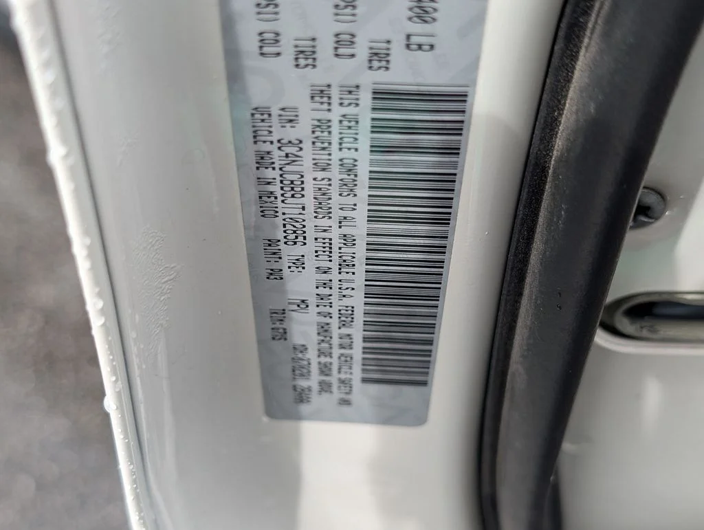 Used 2018 White Jeep Latitude image 25