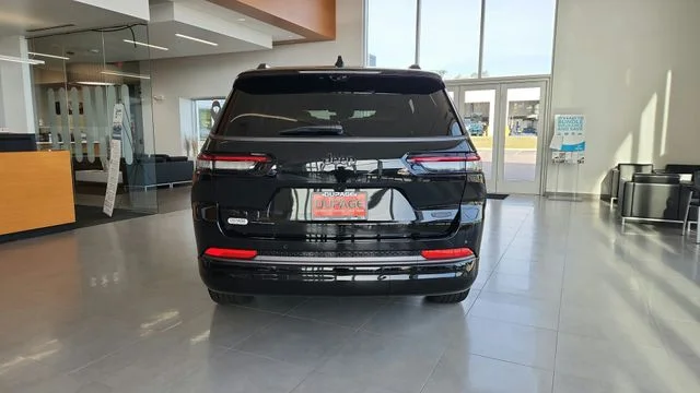 New 2026 Diamond Black Crystal Pearl-Coat Exterior Paint Jeep Summit image 3