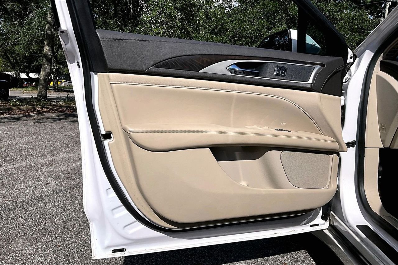 Used 2017 White Lincoln Reserve image 17