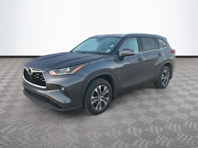 Used 2021 Magnetic Gray Metallic Toyota XLE image 3