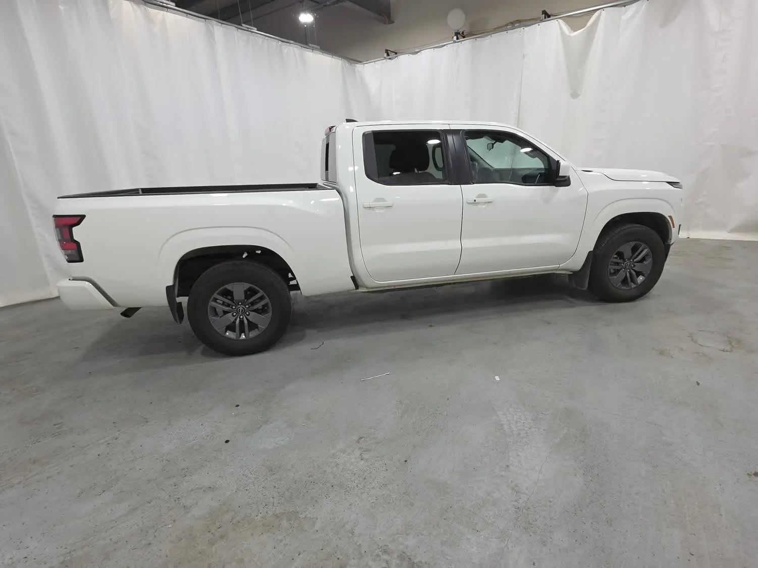 Used 2025 Whi/white Nissan SV image 9