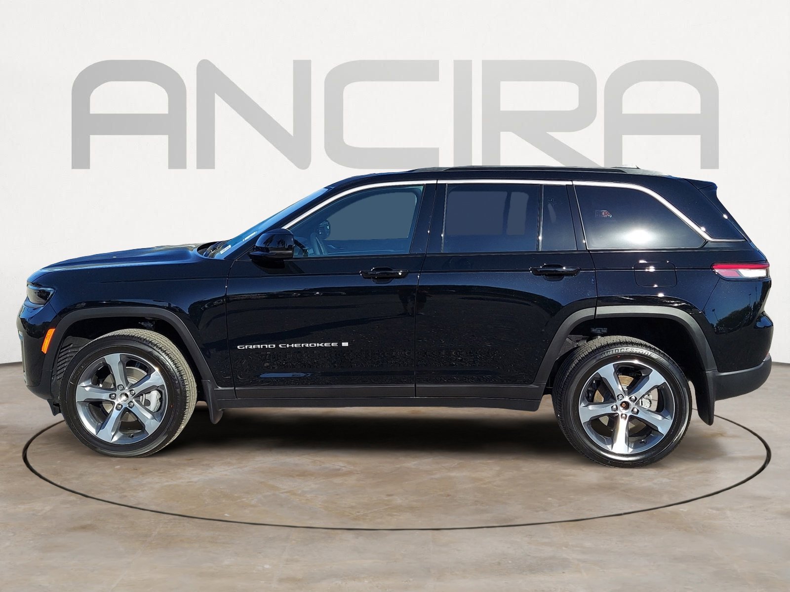 New 2026 Diamond Black Crystal Pearlcoat Jeep Limited image 7