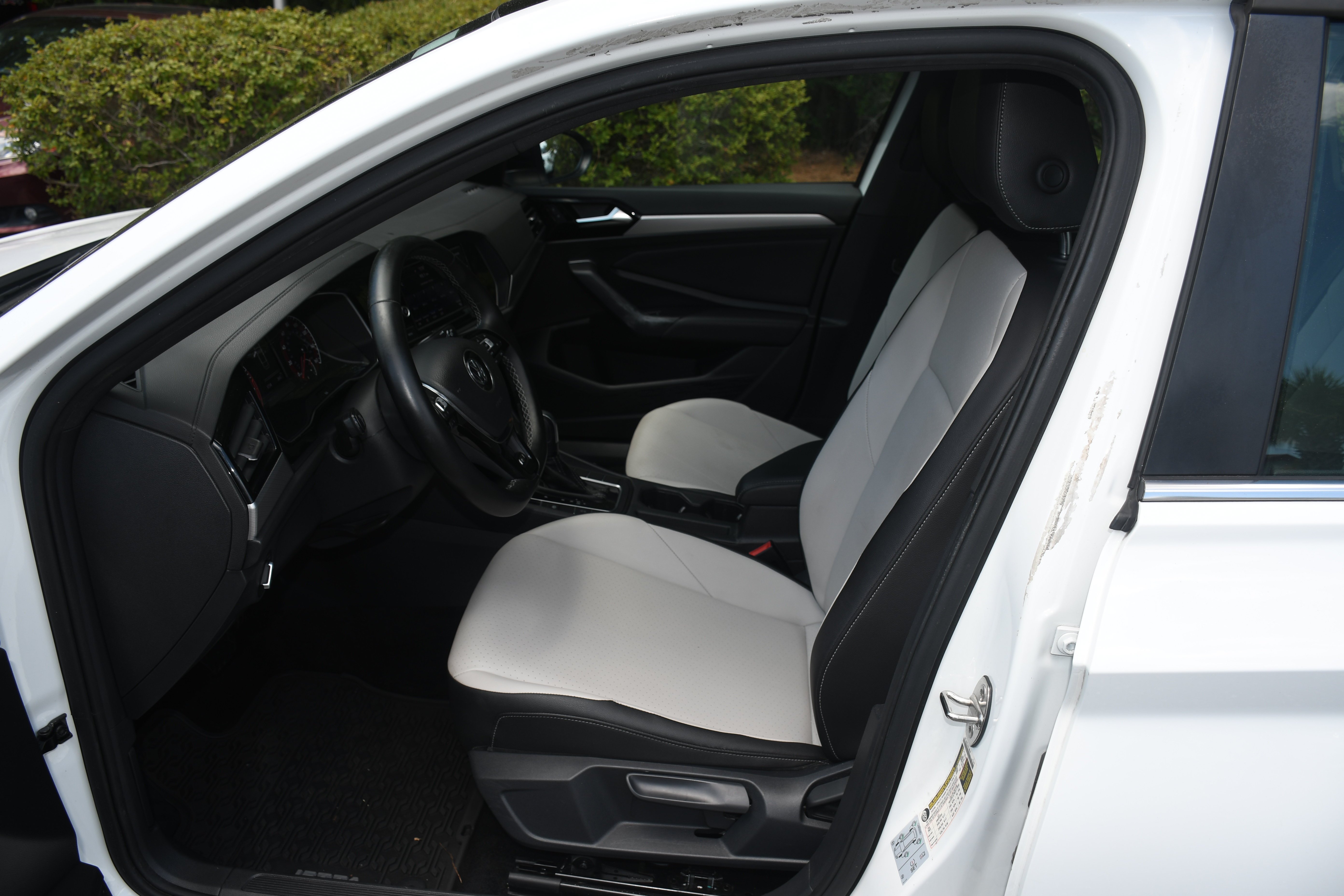 Used 2021  Volkswagen R-Line image 8