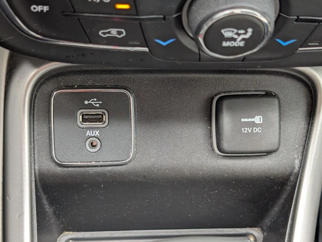 Used 2018 White Jeep Latitude image 27