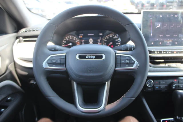 Used 2024 White Jeep Latitude image 12