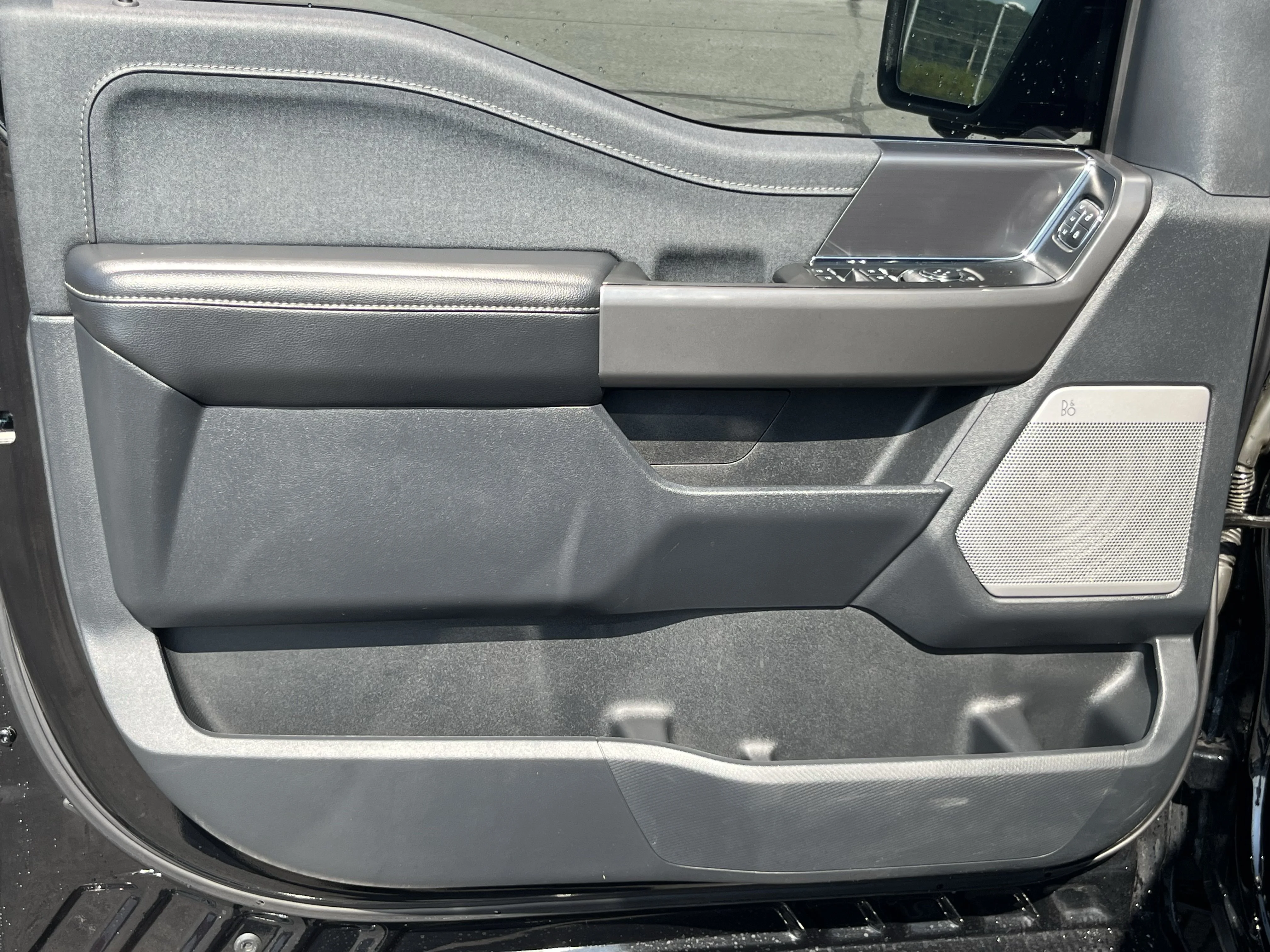 Used 2025 Black Metallic Ford Lariat image 20