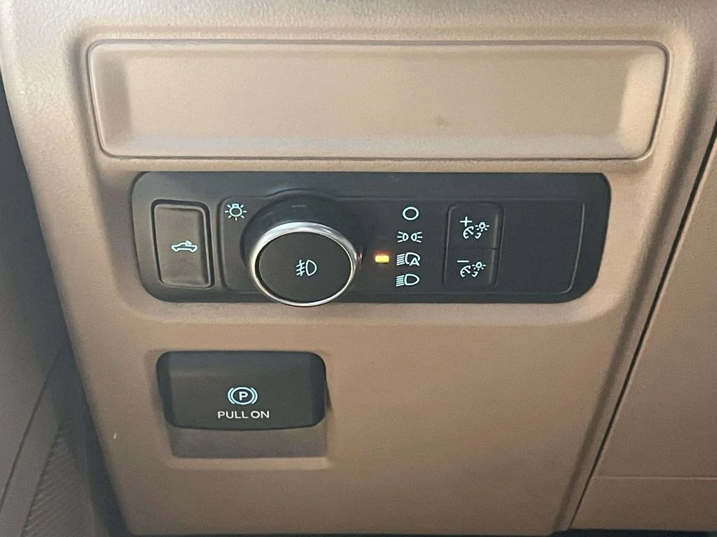 Certified Used 2022 Oxford White Ford XLT image 26