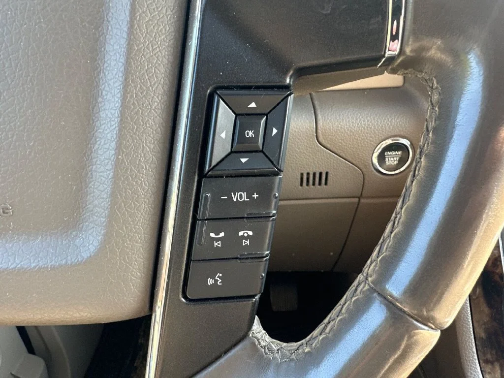 Used 2015 White Lincoln Base image 18