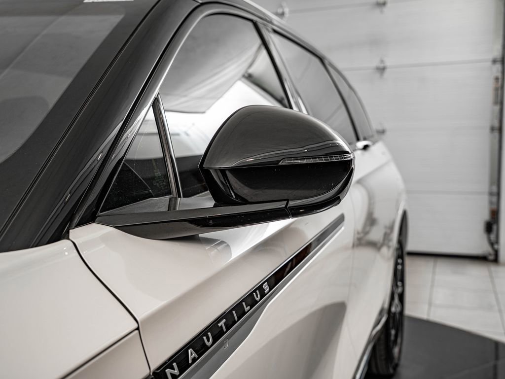 Used 2024 White Platinum Clearcoat Metallic Lincoln Reserve image 9
