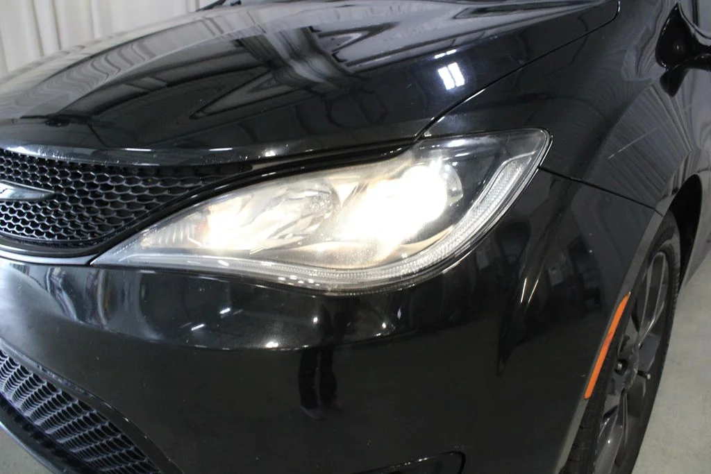 Used 2019 Black Chrysler Touring L Plus image 33