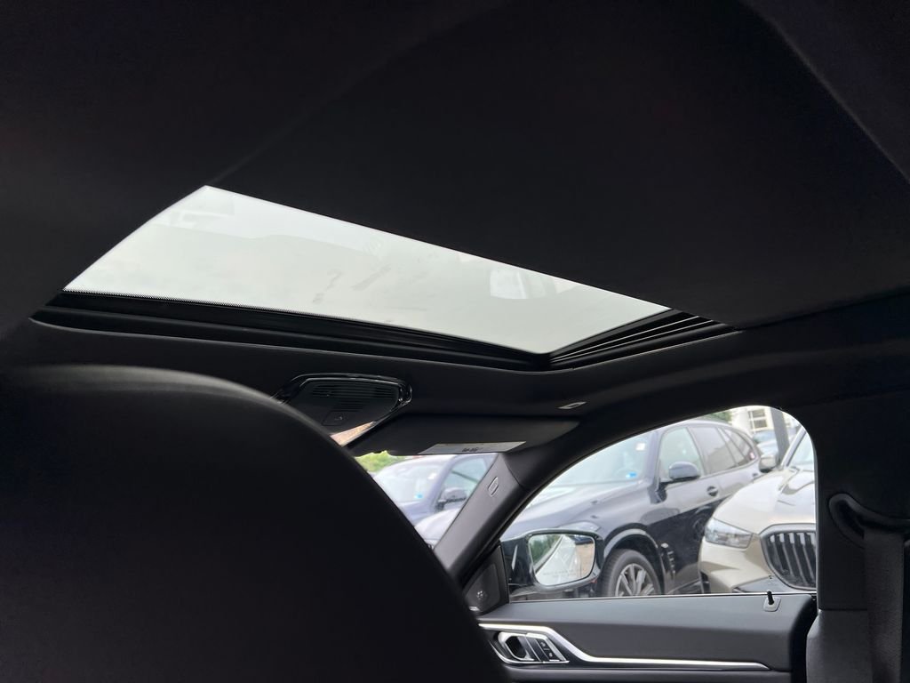 Used 2023 White BMW M50 image 27
