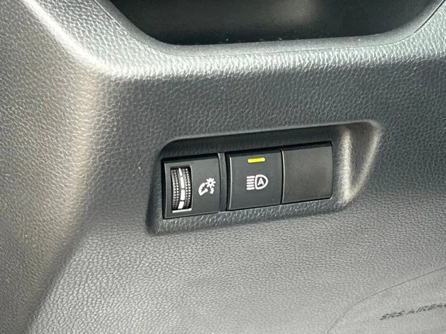 Used 2020  Toyota XLE image 22