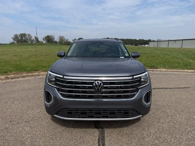 Used 2024 Gray Volkswagen 2.0T SE w/Technology image 2