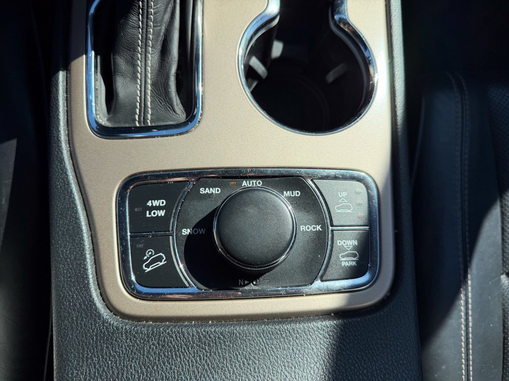 Used 2016 Brilliant Black Crystal Pearlcoat Jeep Overland image 25