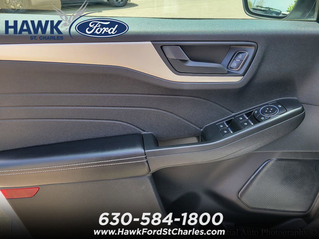 Used 2022 Oxford White Ford SE image 16