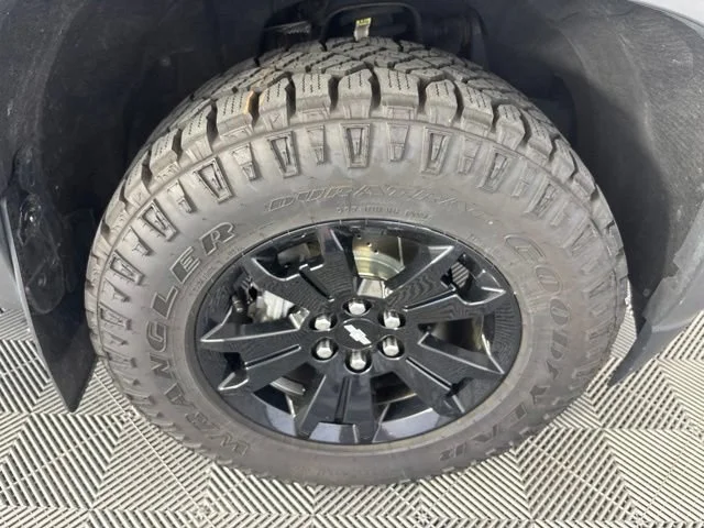Used 2018 BLACK Chevrolet 4WD Z71 image 34