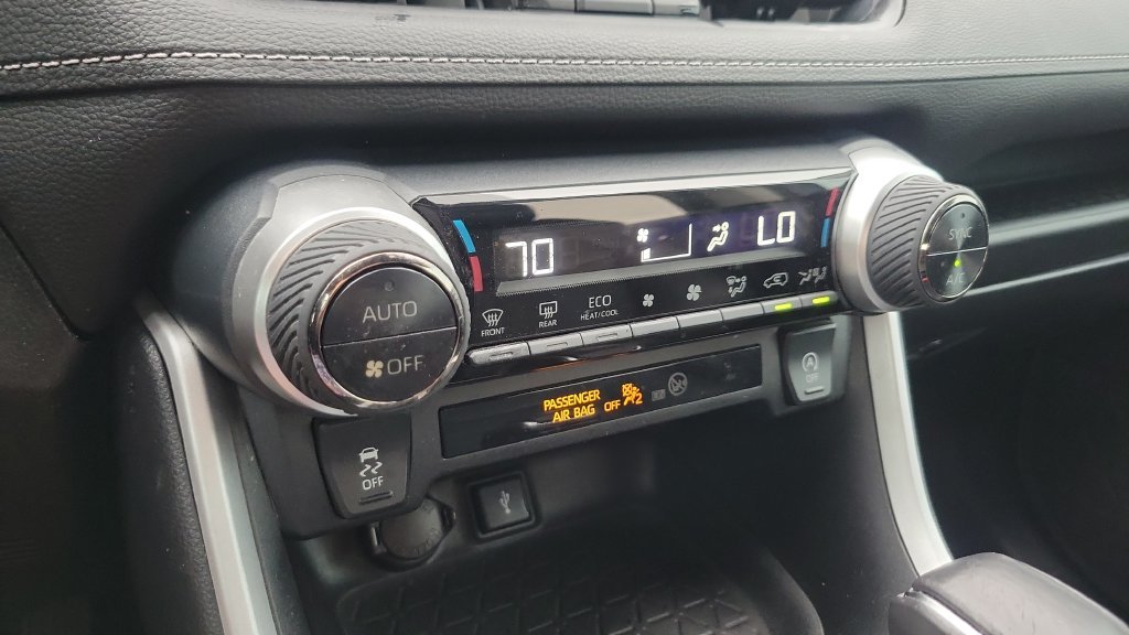 Certified Used 2022  Toyota XLE Premium image 19
