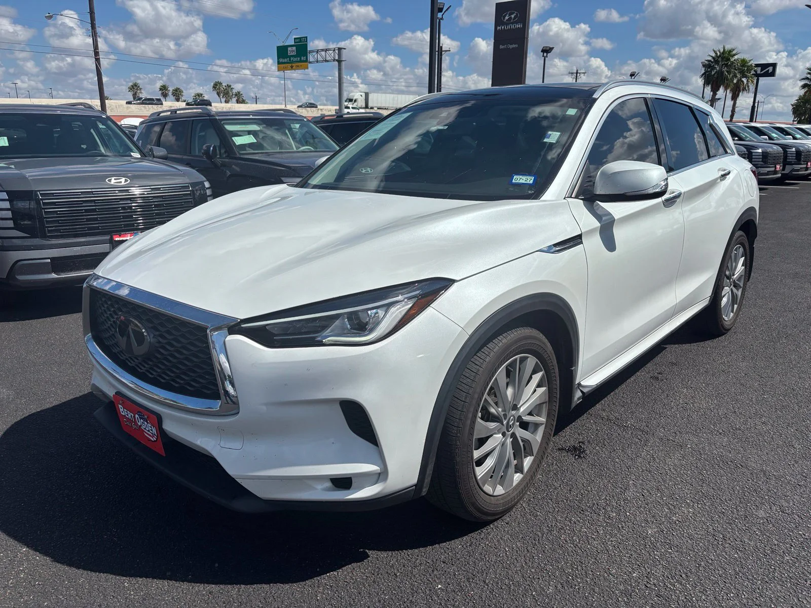 Used 2023 White INFINITI LUXE image 3