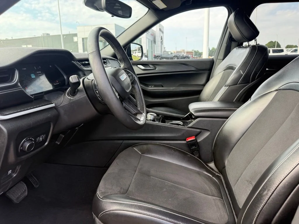Used 2023 Gray Jeep Altitude X image 4