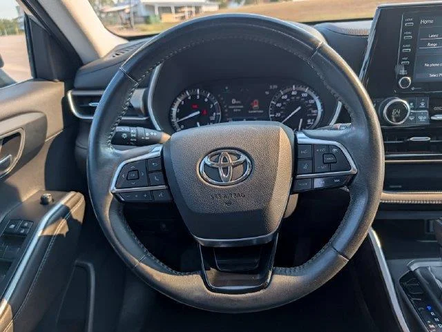 Used 2020 White Toyota XLE image 14