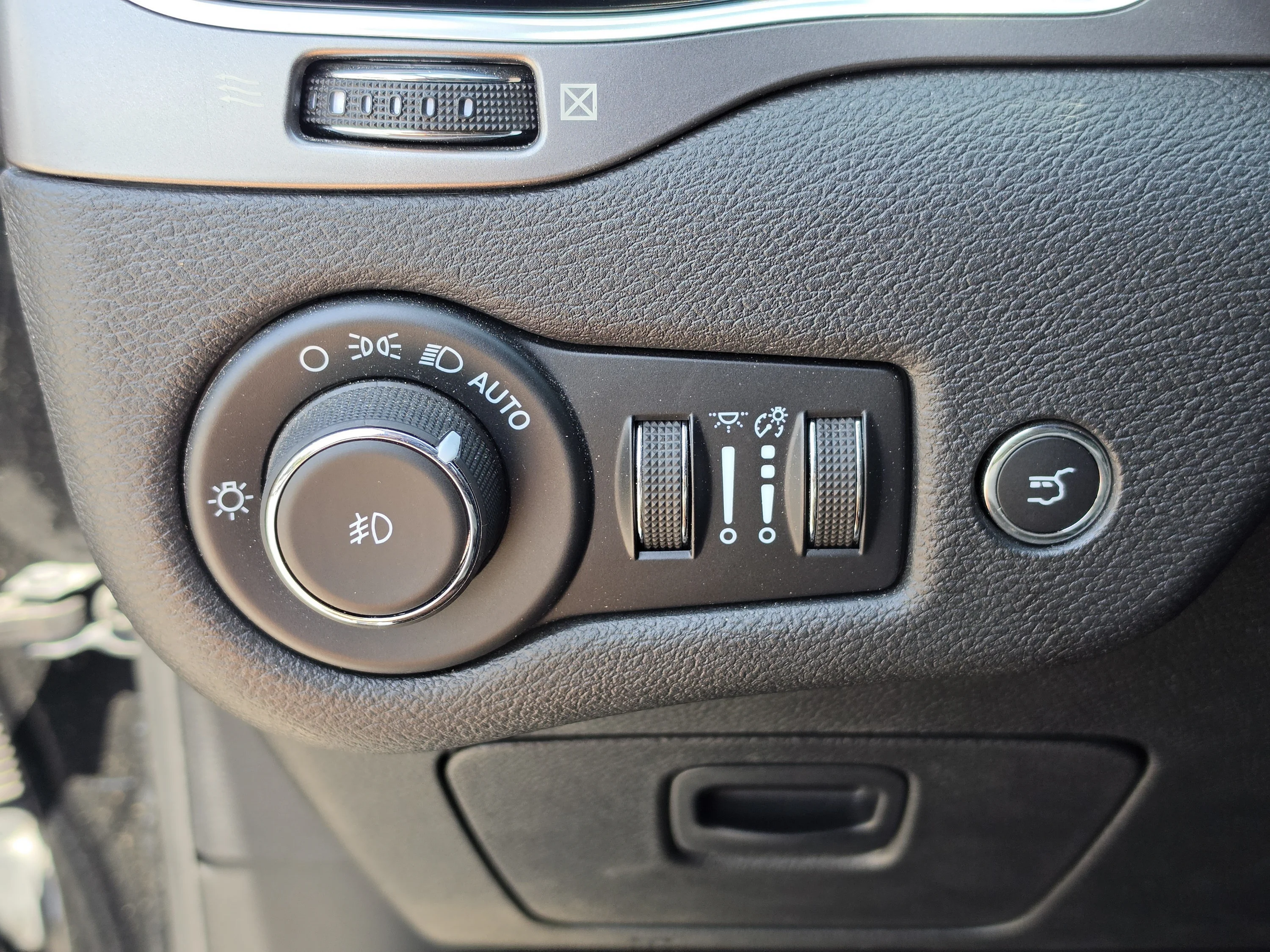 Used 2021 Diamond Black Crystal Pearlcoat Jeep Limited image 31