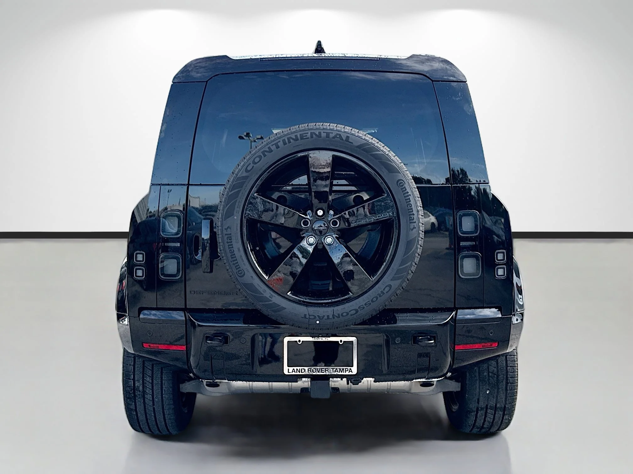 New 2026 Santorini Black Metallic Land Rover X-Dynamic SE image 4
