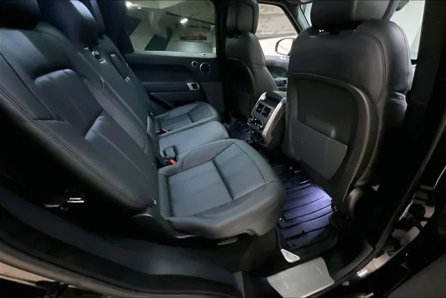 Used 2022  Land Rover HSE Dynamic image 11