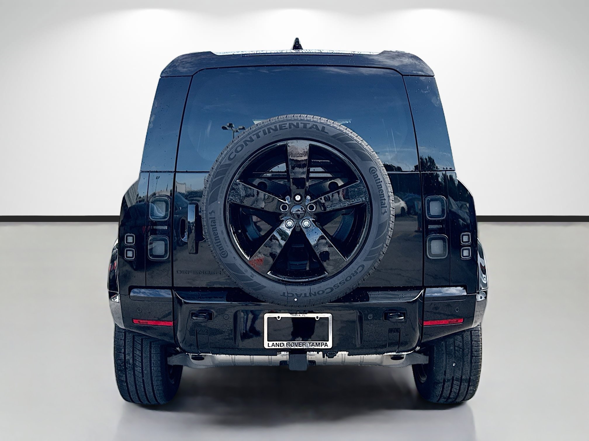 New 2026 Santorini Black Land Rover X-Dynamic SE image 4
