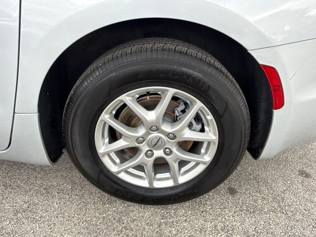 Used 2024 Silver Chrysler Touring L image 32