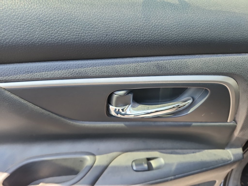 Used 2015 Super Black Nissan 2.5 S image 15
