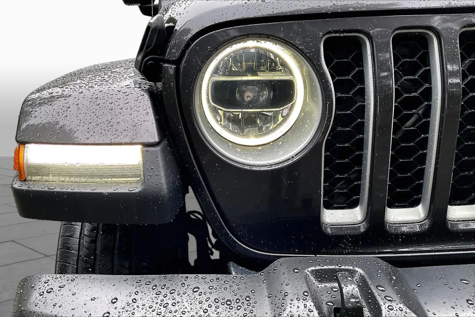 Used 2020 Granite Crystal Metallic Clearcoat Jeep Overland image 26