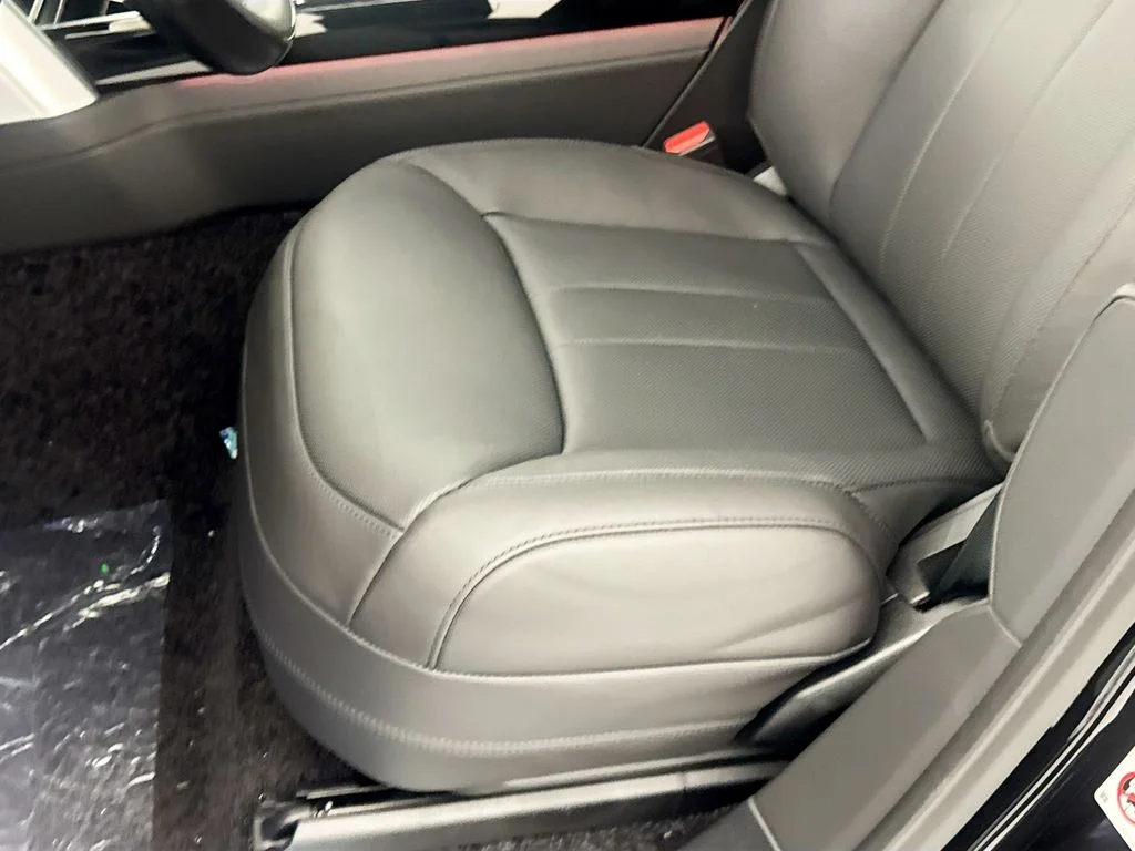New 2026 Santorini Black Land Rover SE image 16