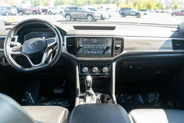 Used 2022 White Volkswagen 3.6L V6 SE w/Technology image 17
