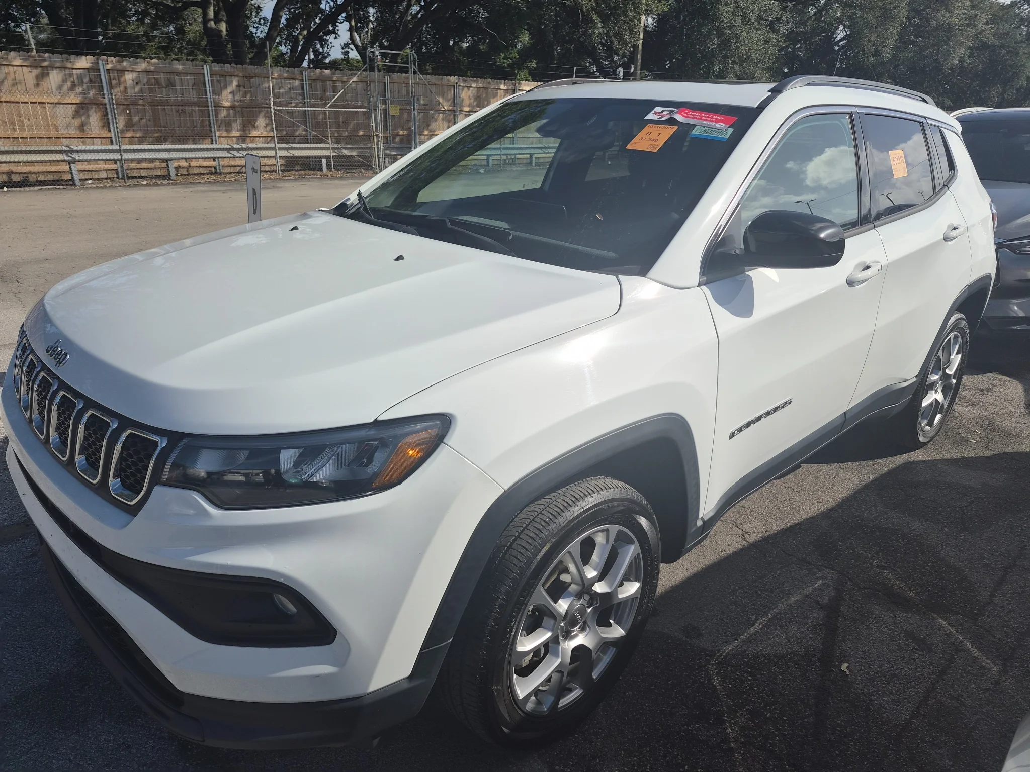 Used 2023 Bright White Clearcoat Jeep Latitude Lux image 4