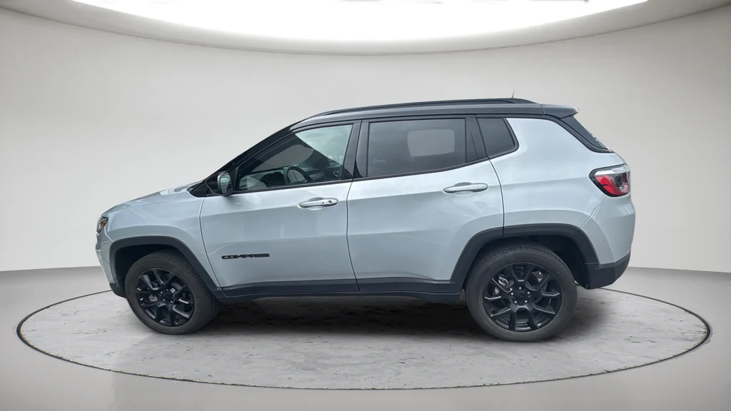 Used 2024 Silver Jeep Latitude image 10