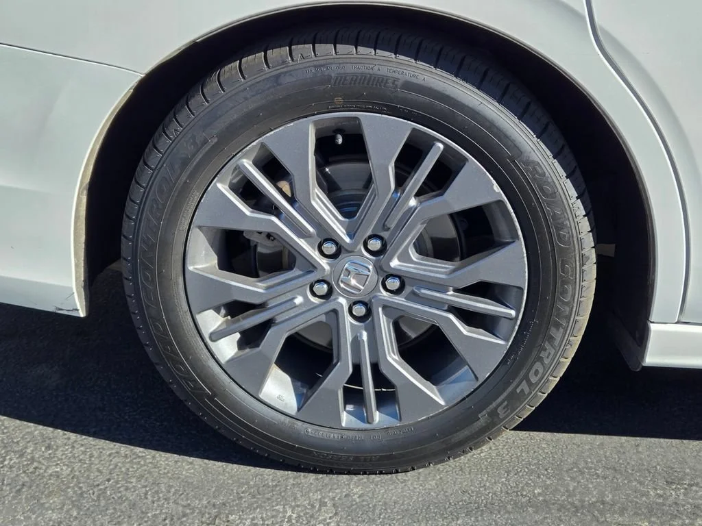 Used 2025 White Honda Touring image 3