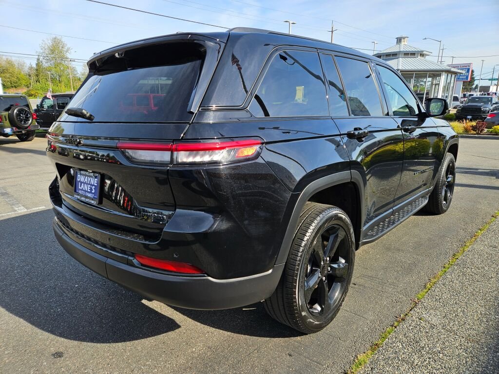 Used 2024 Diamond Black Crystal Pearl Coat Jeep Limited image 5