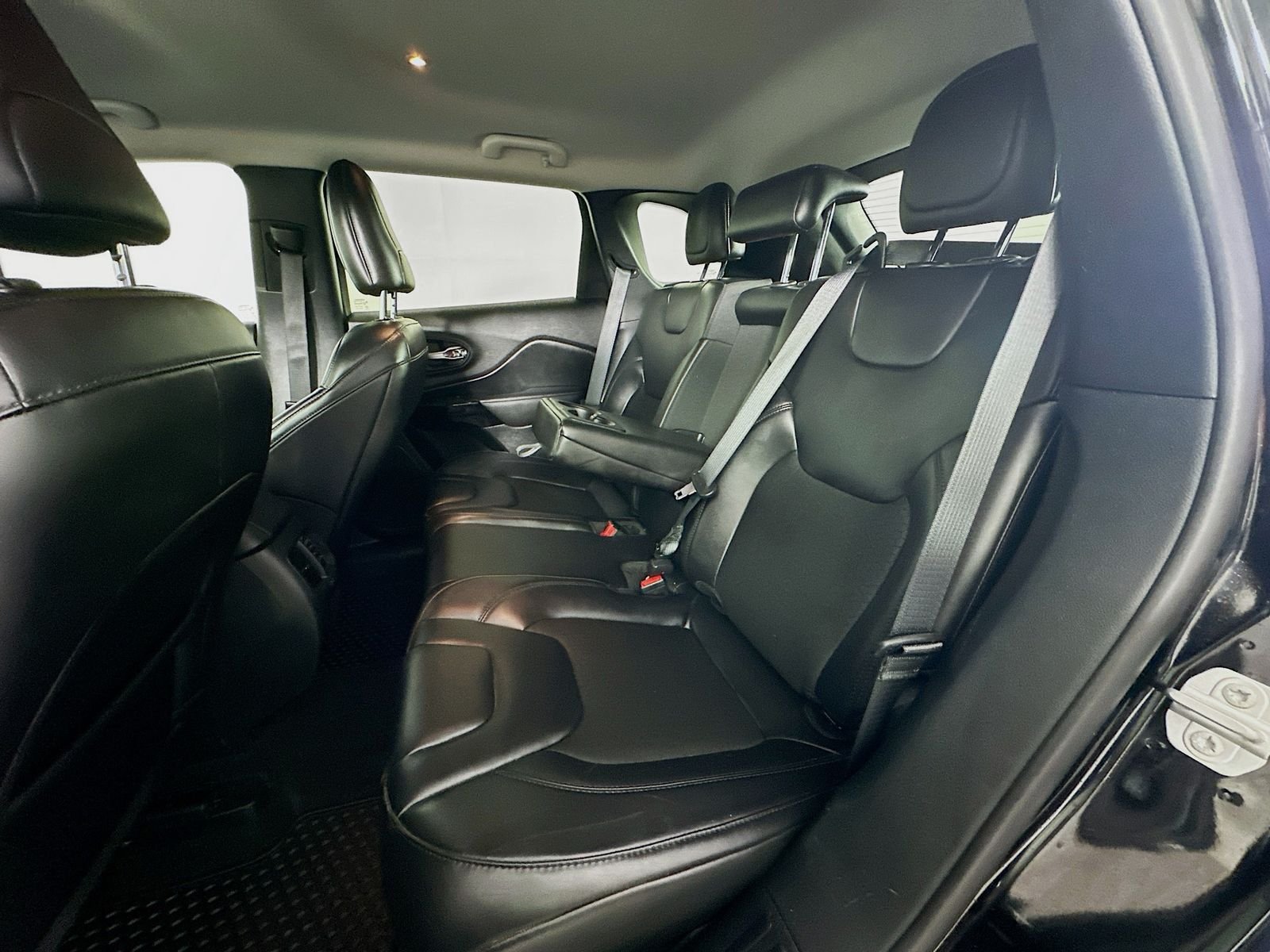 Used 2020 Diamond Black Crystal Pearlcoat Jeep Latitude Plus image 23