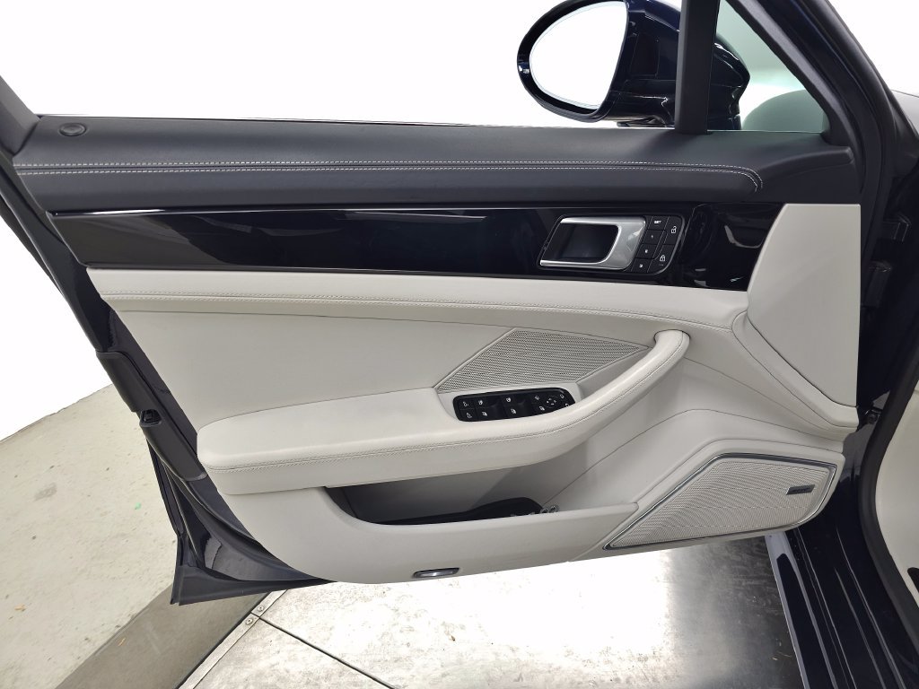 Used 2022  Porsche 4S image 15