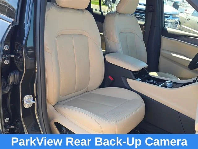 Used 2023  Jeep Limited image 14