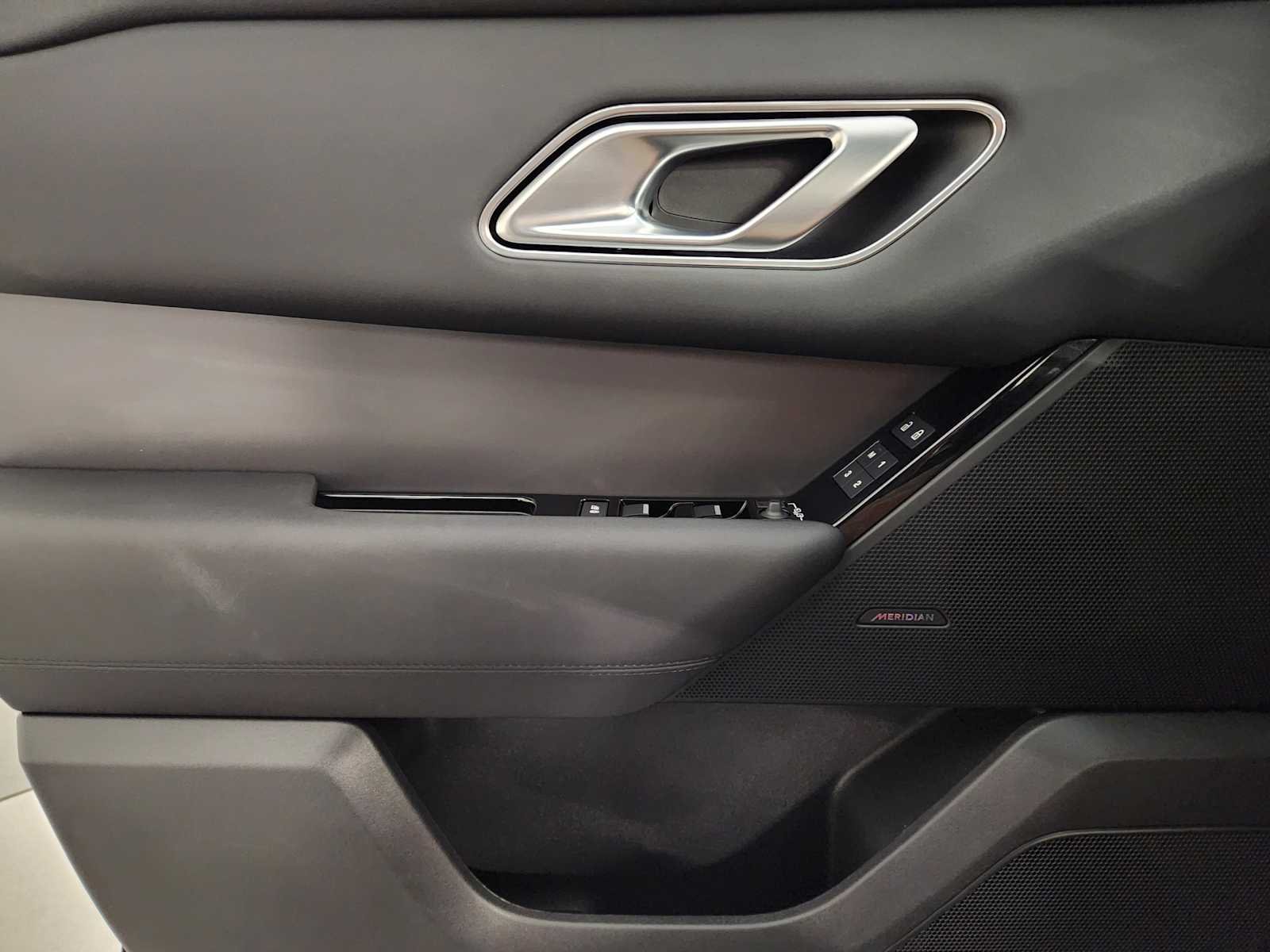 Used 2026 Fuji White Land Rover S image 22