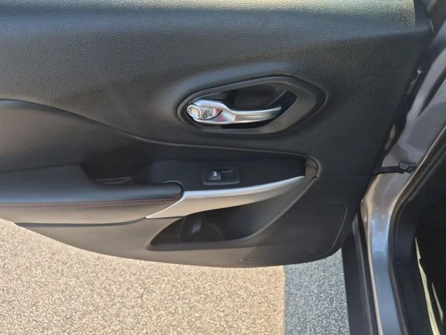 Used 2018 Silver Jeep Trailhawk image 25