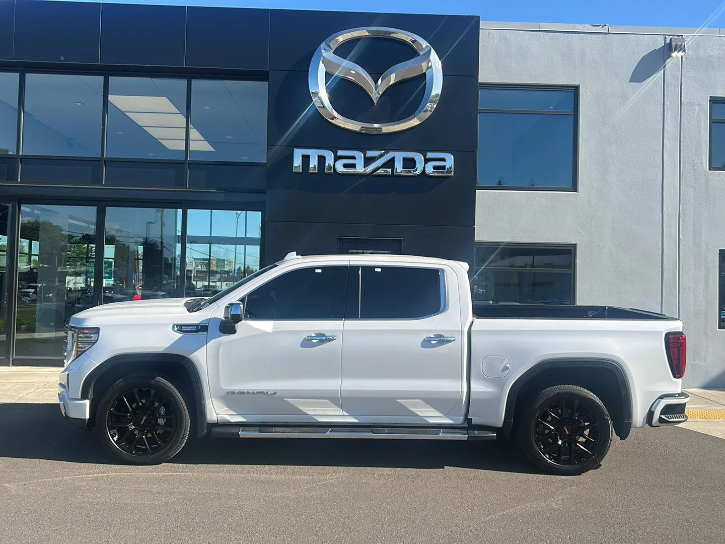 2023 GMC Sierra 4WD Crew Cab Short Box Denali's photo