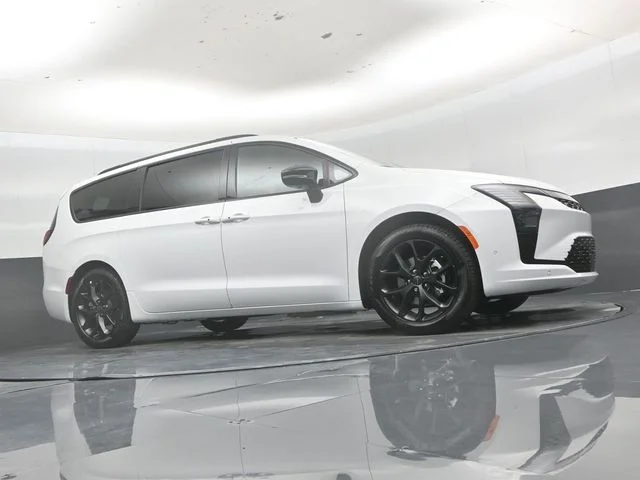 New 2027 Bright White Clear-Coat Exterior Paint Chrysler Limited image 39